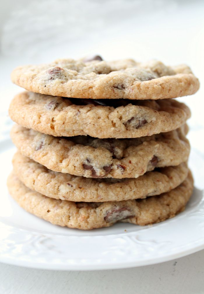 Chewy-whole-wheat-chocolate-chip-cookies-with-oatmeal-and-ground-almonds