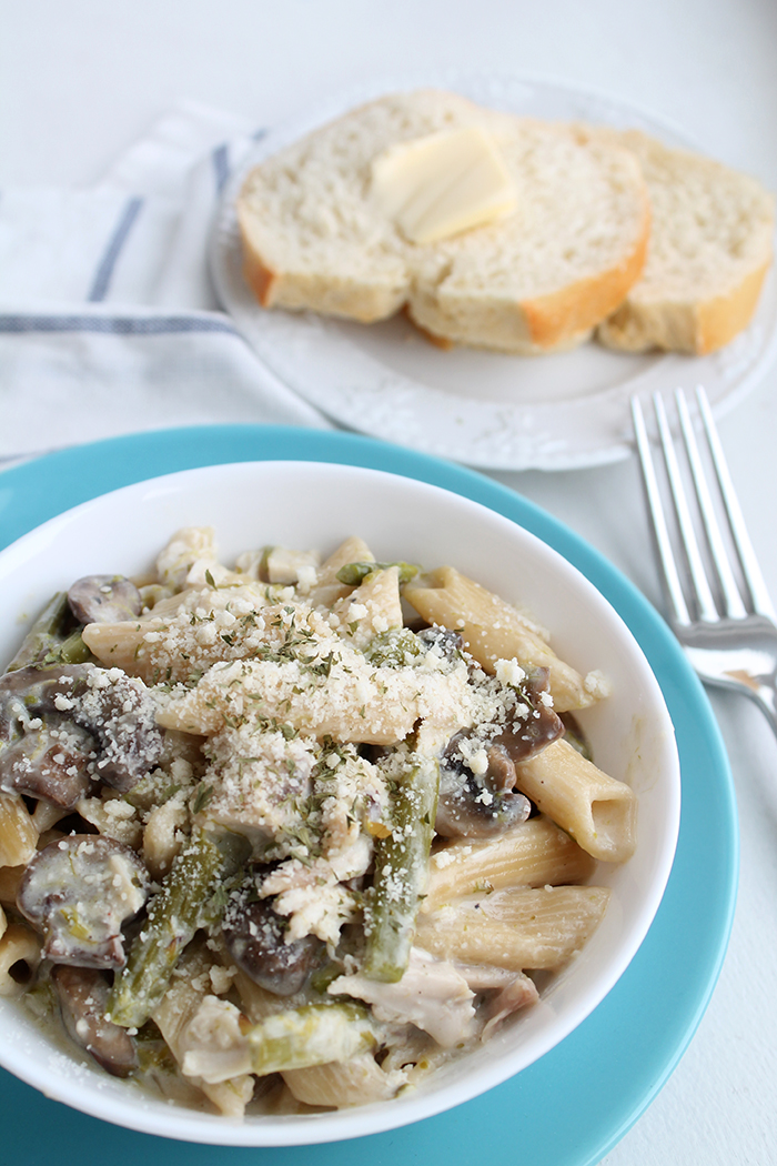 Instant-pot-creamy-chicken-pasta-with-asparagus-and-mushrooms