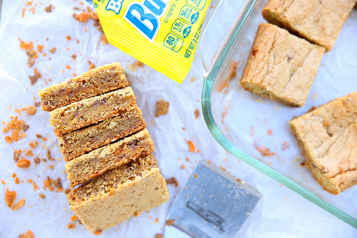 perfectly cut butterfinger blondies ready to go in lunch boxes