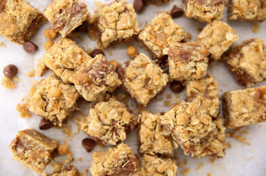Little Carmelitas scattered in a group with caramel bits and chocolate chips.